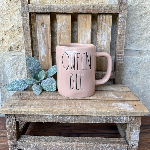 🆕 Rae Dunn | 🐝 "QUEEN BEE" Mug! - Picture 6 of 8